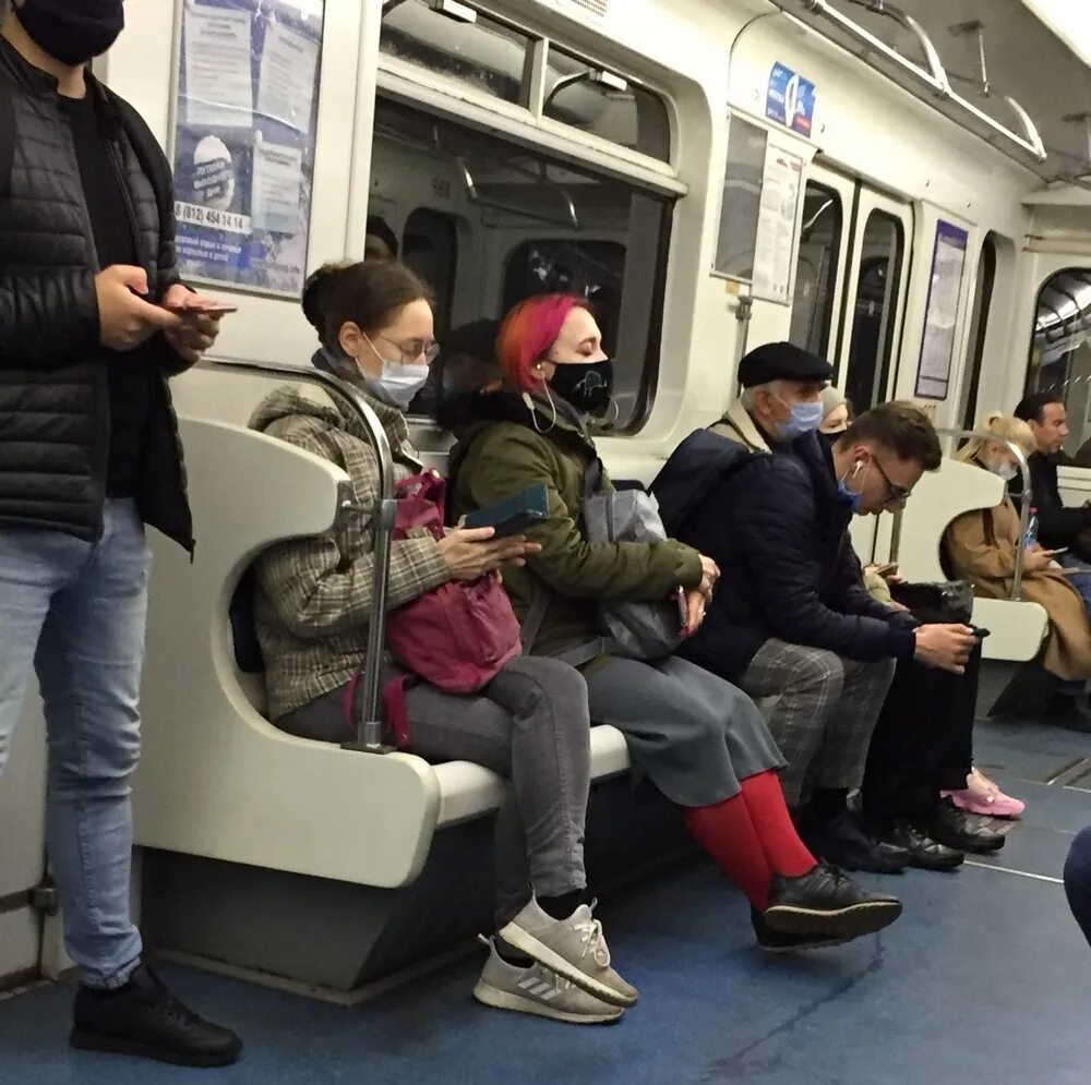 Купить поездки метро. Модники в метро Москвы. Люди спускаются в метро. Поездка в метро. Модники Москвы 2021.