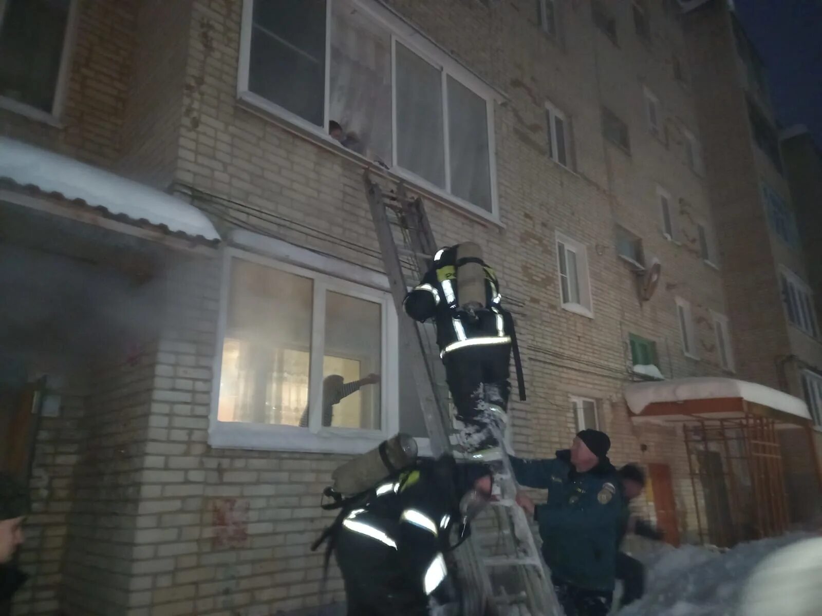 17 01 2025 дом 2 ночной. Пожар в богородицке тульской области. пожар в доме 13 ул ленина в богородицке. пожар в жилом многоквартирном доме. пожарный спасает ребенка.