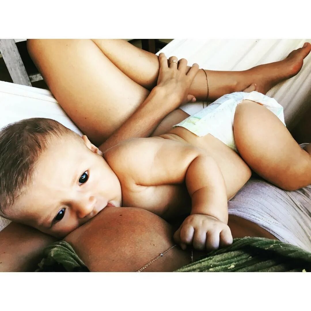 Breastfeeding instagram. Кэндис Свейнпол с сыновьями. Кэндис Свейнпол кормит грудью. Груди у сына. Кэндис Свейнпол с мамой.