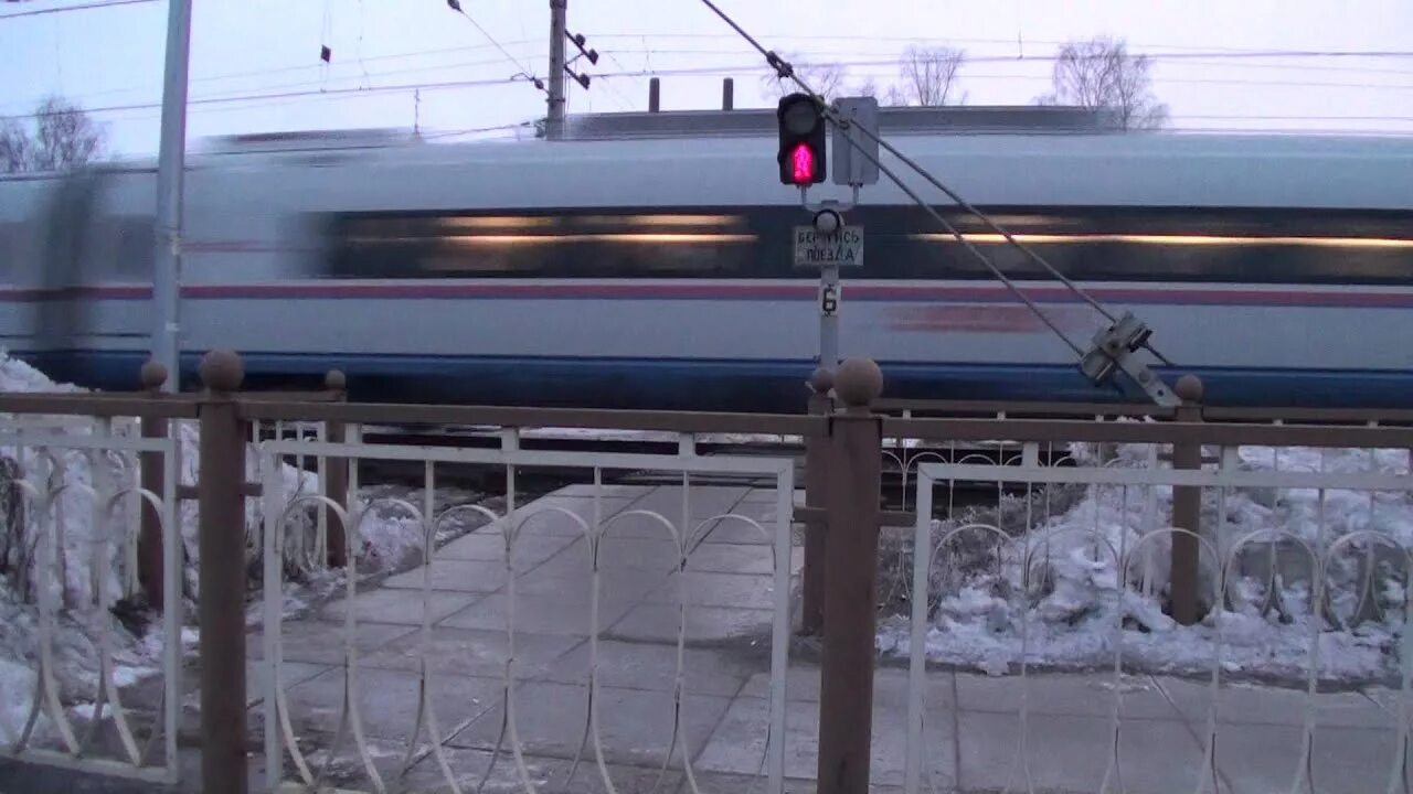 Электричка ушаки обухово. Электричка ушаки обухово. Ленинград эп20. Дтп на железнодорожном переезде. Эп2к кабина.