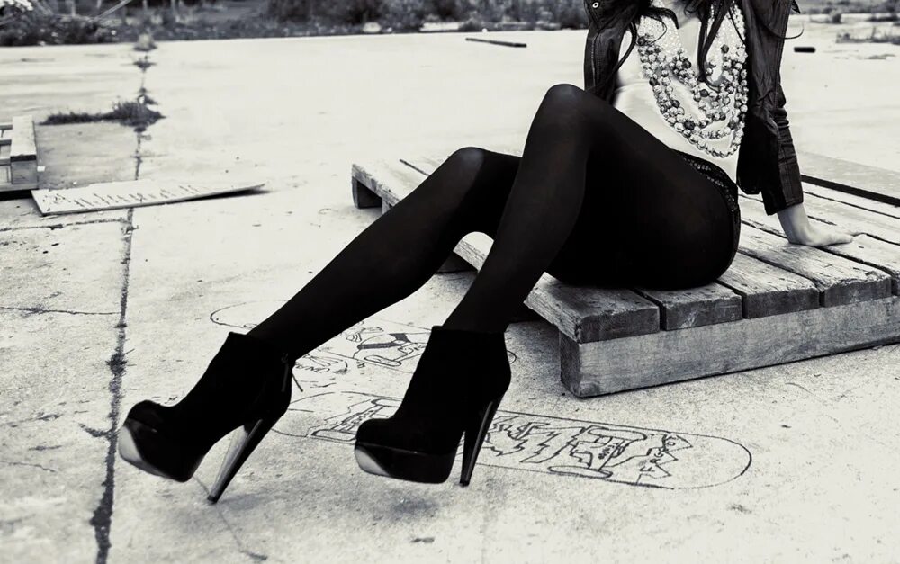 Женщина чулки фото в черных. Черные плотные колготки. Red stockings. Фото Есеня метод в черных колготках.