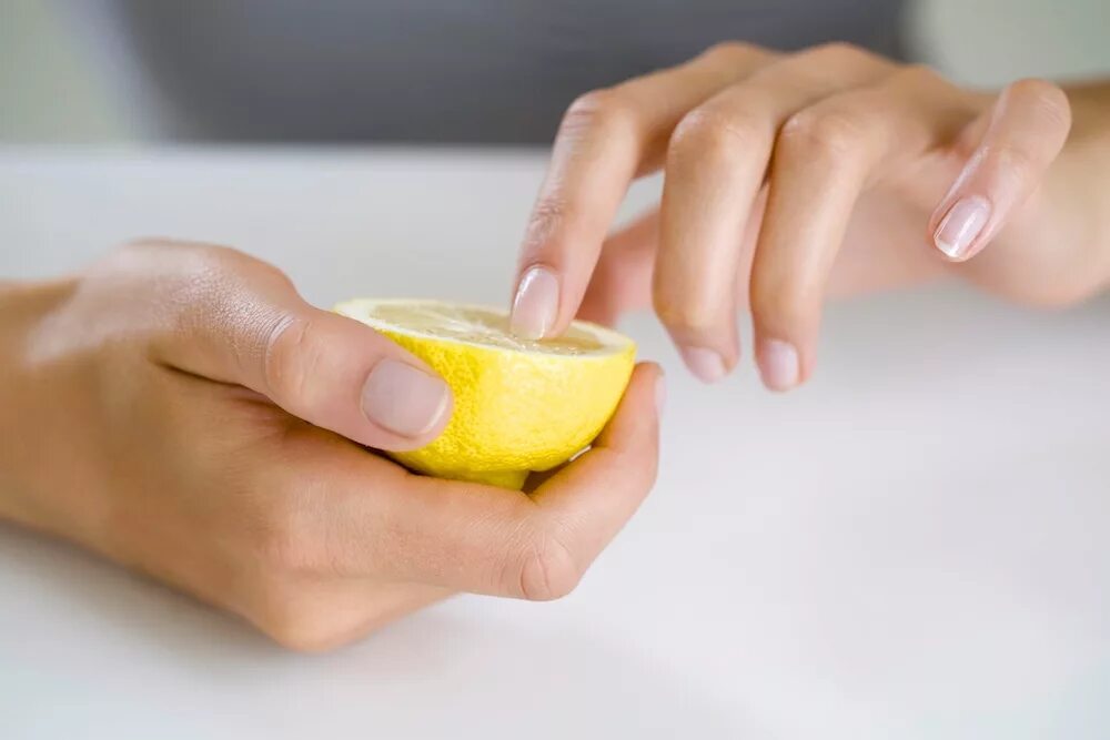 Ногти мазать маслом. Лимонная ванночка для ногтей. Лимон на ногтях. Ванночки для ногтей для роста. Руки в ванночке с лимоном.