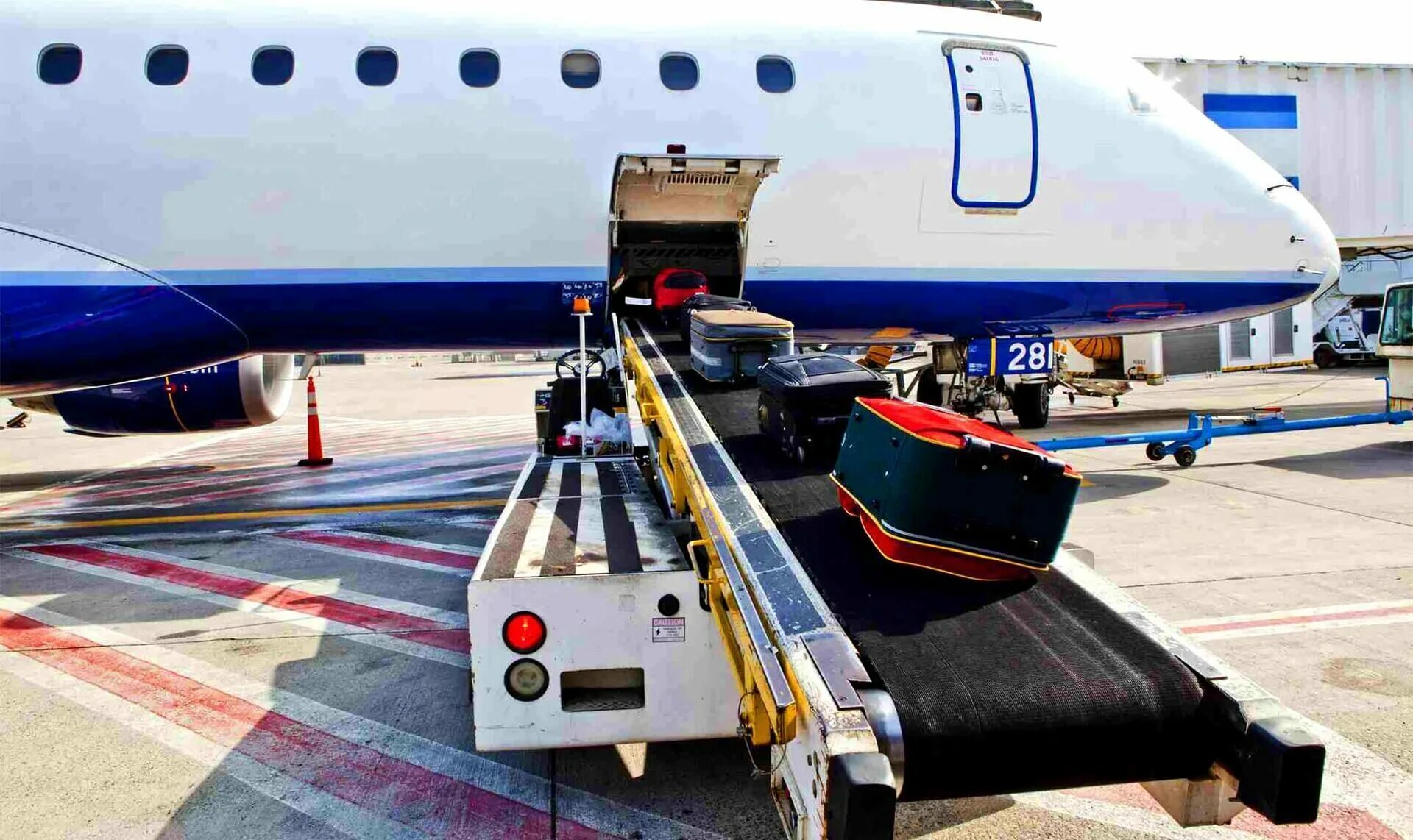 Колонка в самолет можно. Багаж самолета. Погрузка багажа в самолет. Багажный отсек самолета. Багажное отделение самолета.