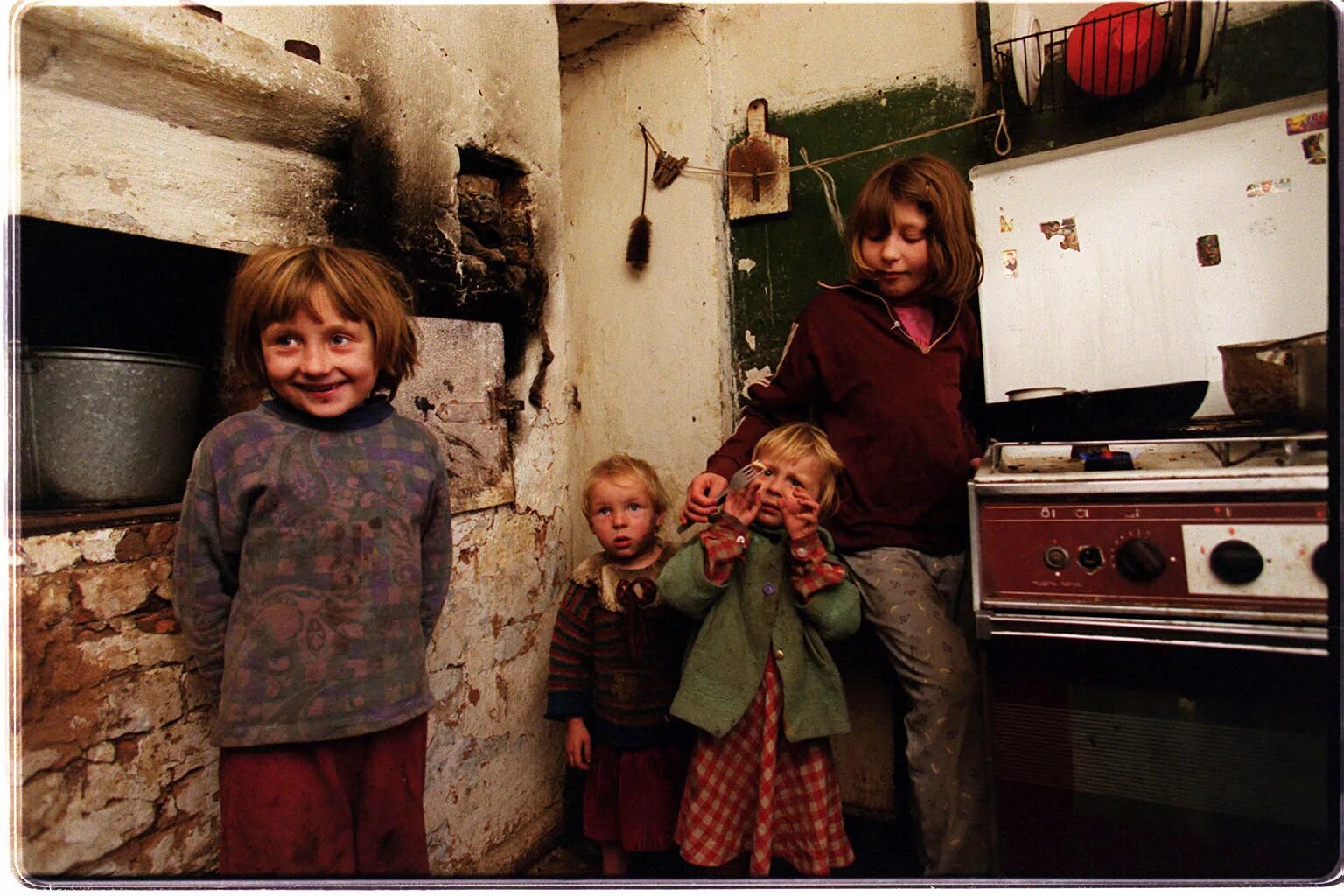 чернобыль зона отчуждения 1986. дети в чернобыльской зоне. чернобыль что стало с людьми. город чернобыль сейчас живут в нем люди 2020 припять. припять сейчас живут там люди.