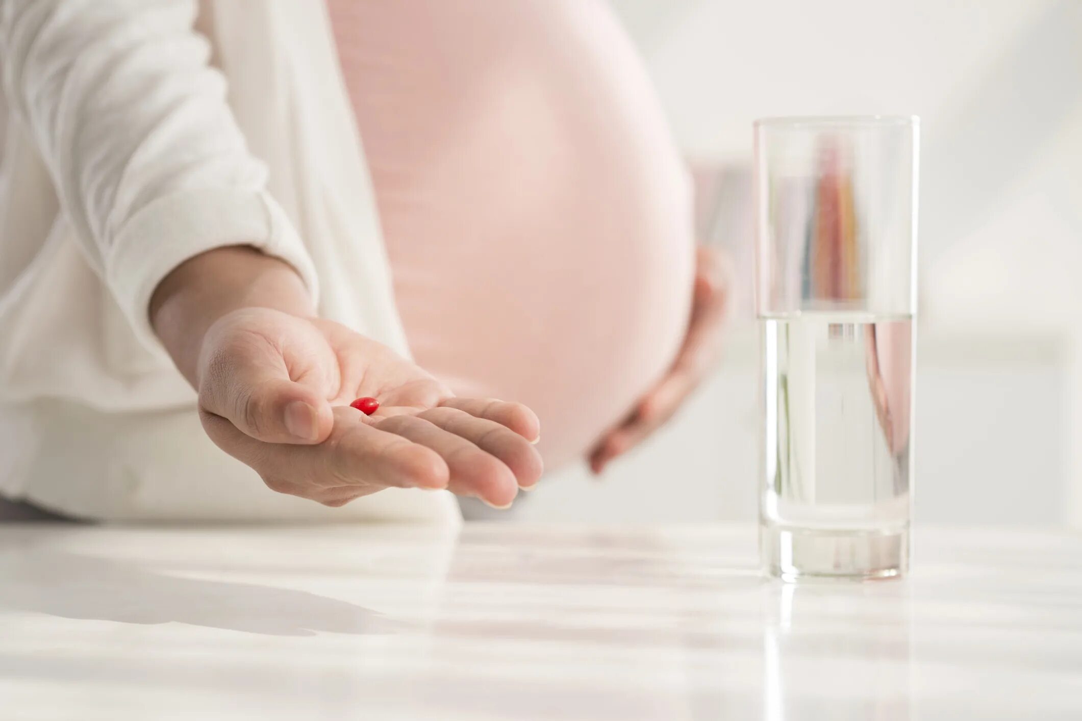 Принимать витамины во время беременности. Витамины при беременности. Таблетки для беременности.
