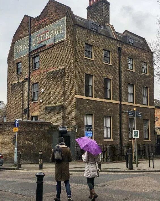 Университет восточного Лондона. Ghosts London. There are shops in london