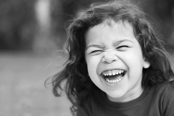 Девочка улыбается. Удовольствие эмоция. Девушка смеется. Счастливое лицо. Девочка смеется.