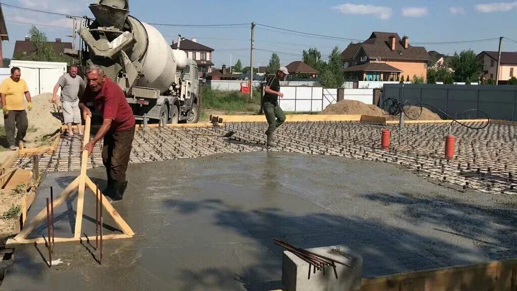 Бесплатный бетонный скачивать. Заливка бетона. Бетонирование фундаментов с миксера. Лоток для заливки бетона из миксера. Лоток для миксера.