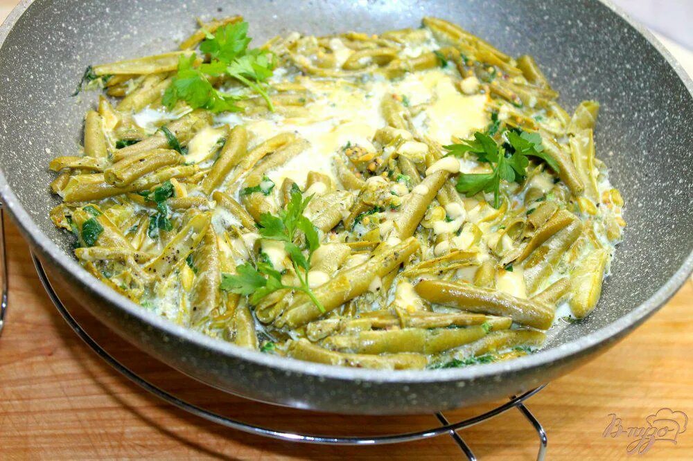 Фасоль стручковая в духовке с сыром и чесноком. Фасоль жареная стручковая фасоль. Стручковая фасоль с сыром и чесноком. Стручковая фасоль в кляре. Зеленая фасоль романо приготовить.