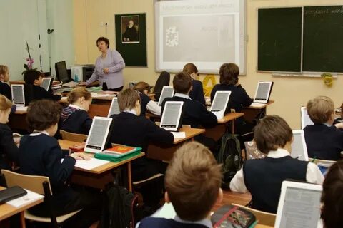 И учится в школе ей