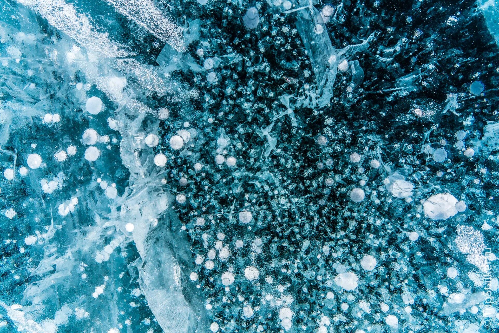 Замерзший воздух в воде. Метановые пузырьки на Байкале. Лед с пузырьками на Байкале. Пузырь со льдом. Лед Байкала.