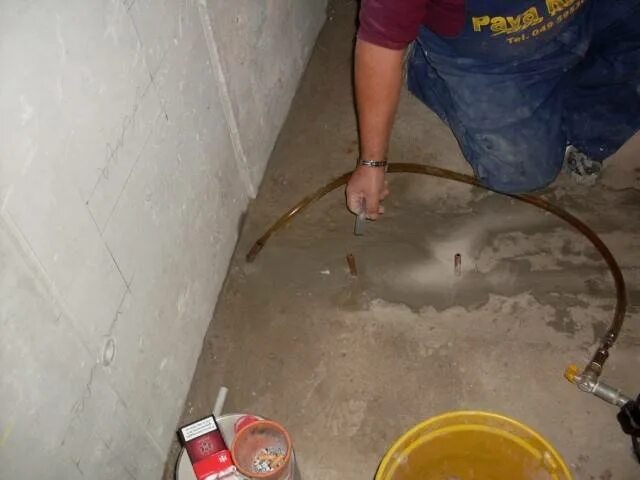 Вода в подвале гаража. Вода в погребе частного дома. Как избавиться от воды в подвале гаража. Просушка погреба в гараже.