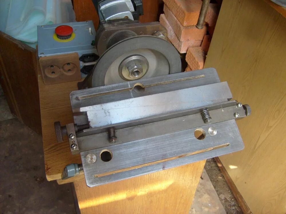 Станок для заточки ножей фуганка рейсмуса. Приспособление для заточки фуговальных ножей 410 мм. Заточка фуговальных. Приспособление для заточки ножей фуганка. Угол заточки ножей рейсмуса jet jwp-12.