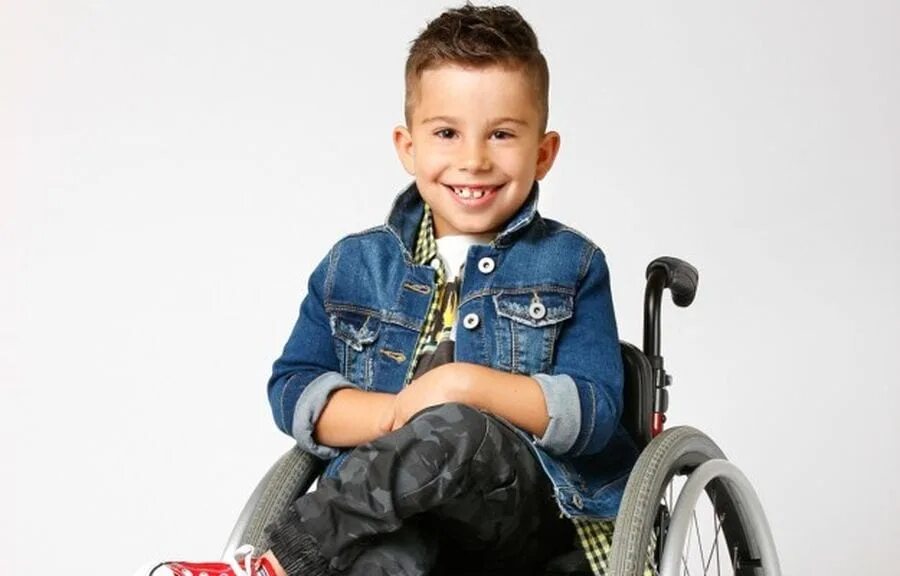 Детей инвалидов 2024 году в россии. Ребенок в инвалидной коляске. Мальчик в инвалидной коляске. Красивые дети инвалиды. Маленькие дети инвалиды.