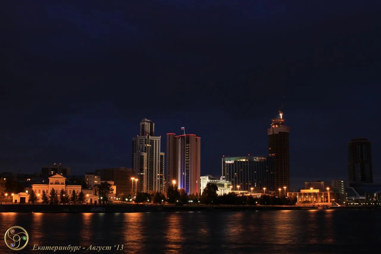 Moon екатеринбург. Луна Екатеринбург. Луна боулинг Екатеринбург. Луна Екатеринбург фото. Донецк таймлапс.