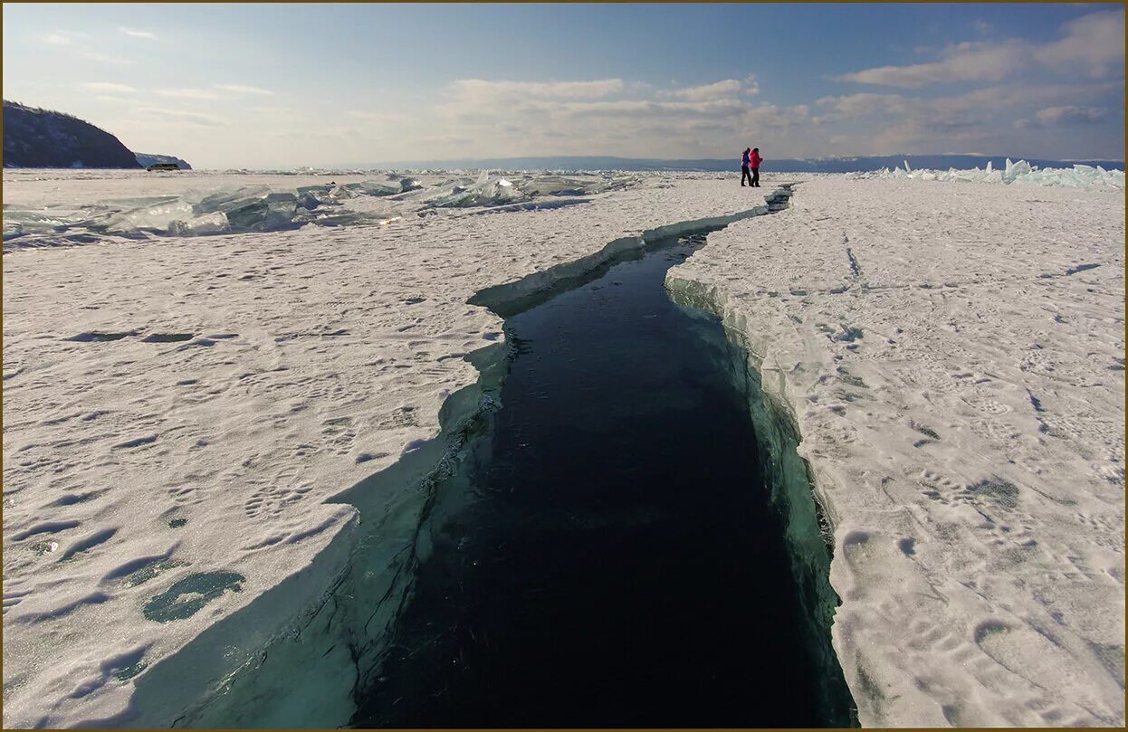 Раз промахнулась по льду пошли трещины. Становые щели на Байкале. Становая трещина на Байкале. Становая трещина. Озеро Байкал становые щели.