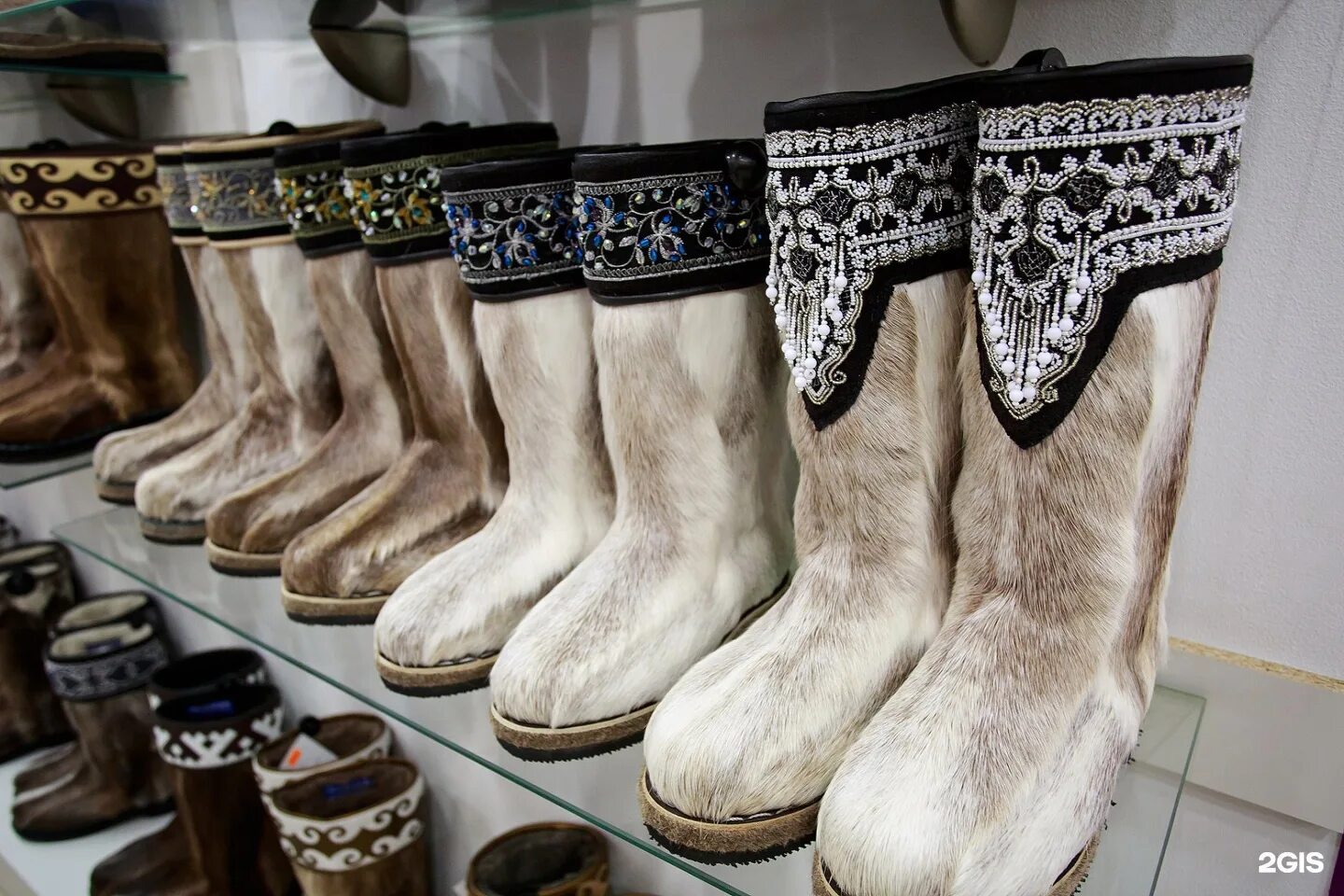 Унты, пимы, торбаса. Торбаса меховые сапоги народов севера айхал. Унты кисы пимы. Национальная обувь обувь ханты и манси. Унты оленьи северное сияние.