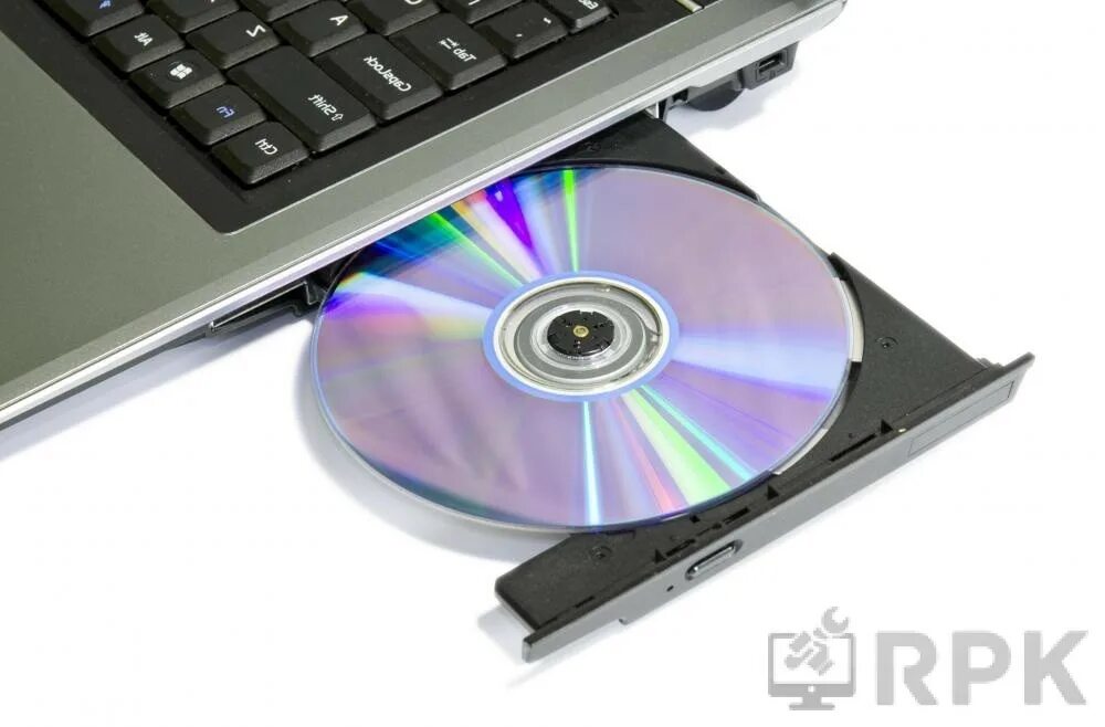 Диск в дисководе. Дисковод для компьютера. cd-rom диск. компакт диск в дисководе.