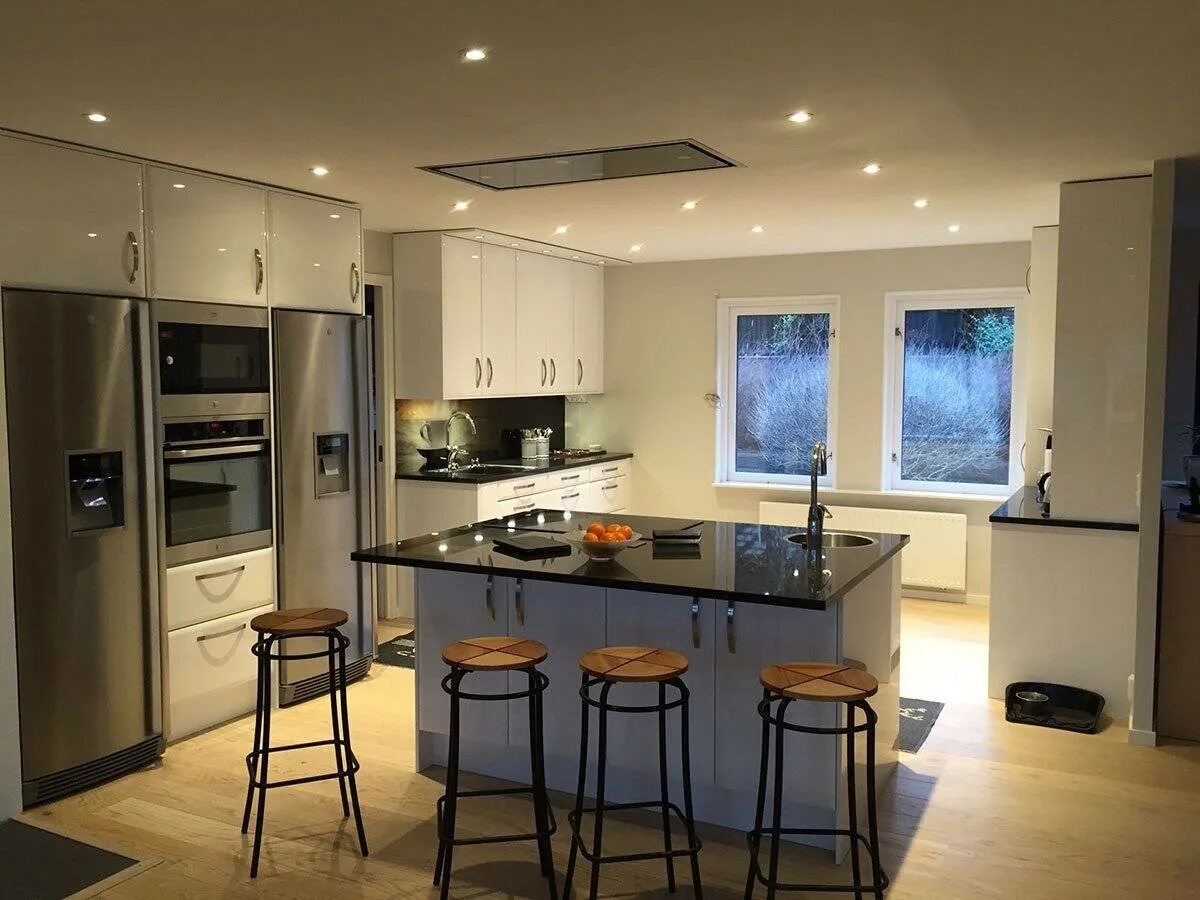 Точечный свет на кухне. Точечные светильники на кухне. Размещение светильников на кухне. Светильники над кухонным гарнитуром. Дизайнерские кухни.