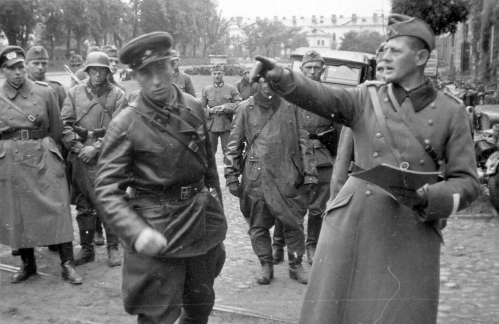 Вермахт польша. Совместный парад вермахта и ркка в бресте 1939. офицер вермахта и красной армии в бресте. советские и немецкие офицеры польша 1939. советские и немецкие солдаты в польше 1939.