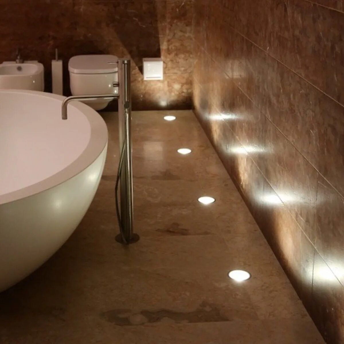 Светодиодные лампы в ванную. Подсветка пола в ванной. Пол с подсветкой в ванной. Светильники для ванной комнаты. Ванна с подсветкой.