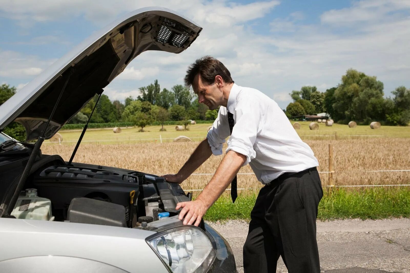 Неисправная машина. Машина сломалась. Машины сломанным двигателем. Поломка автомобиля. Двигатель авто.