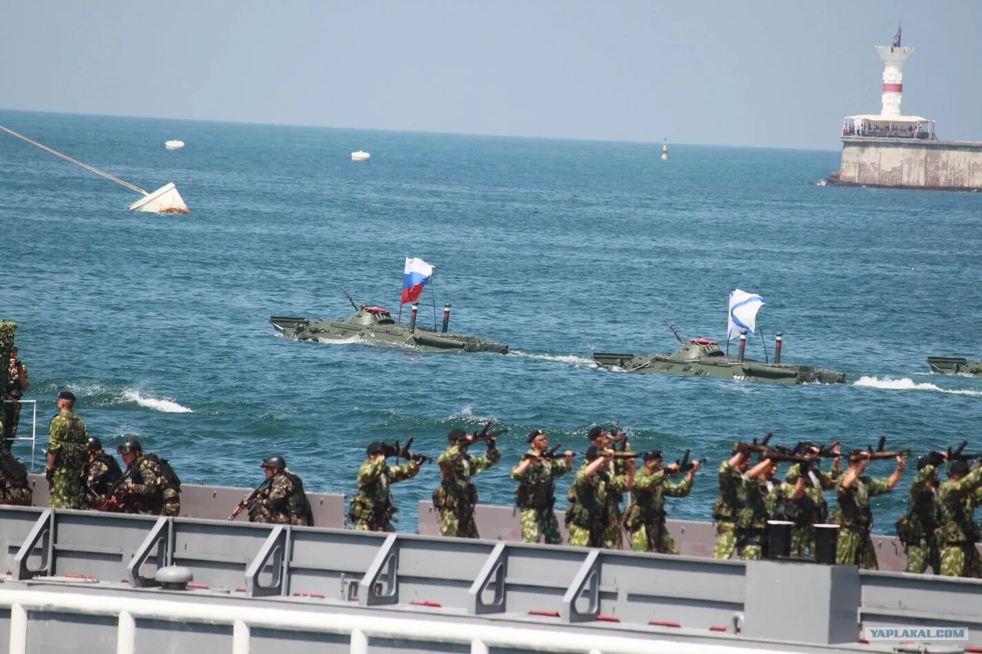Морпехи 810 бригады. 810 обрмп чф. Морпехи 810 бригады. Севастополь морские пехотинцы. Морпехи на параде.