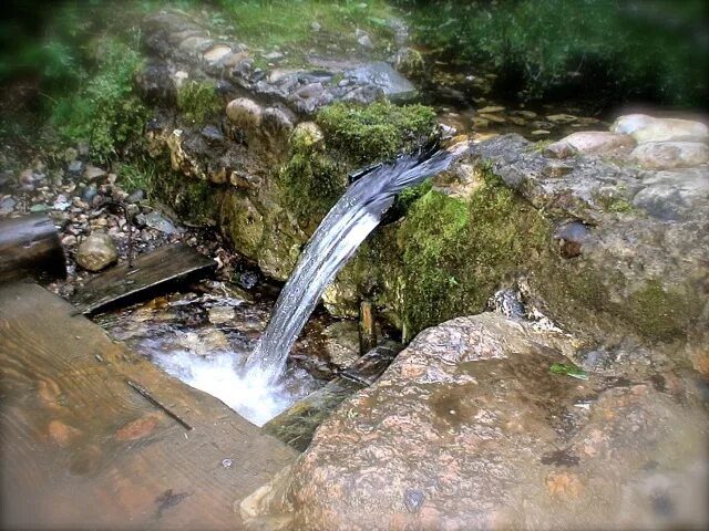 Ключи воды родники. Родник Соколовские ключи Валдай. Ключ вода. Ключ источник воды. Естественный Родник.