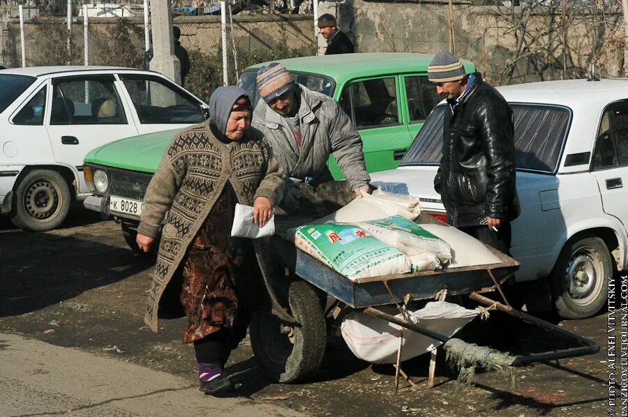 Что ждет таджиков в россии. Богатые таджики в России. Богатый таджик. Таджик священник. Таджики вымирают.