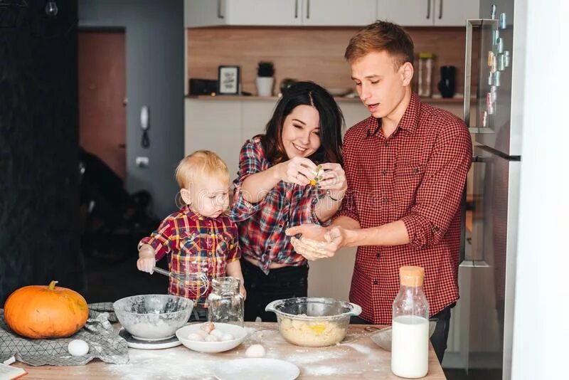 Мама и папа готовят на кухне. Готовим с сыном на кухне. Семья мама папа и сын готовят на кухне. Сынок в кухне. Приходит сын на кухню