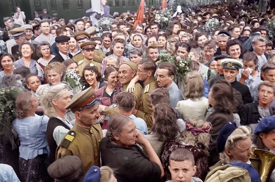 Фото победы великой отечественной 1945. Встреча воинов-победителей на белорусском вокзале 1945. Кадры Победы 1945. Фотохроника Победы 1945.