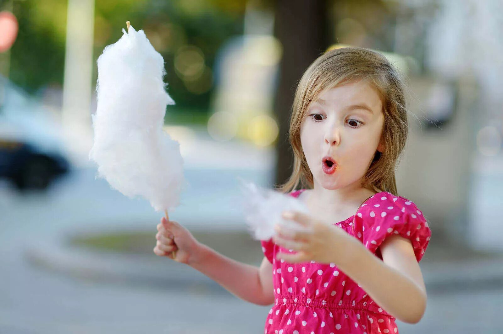You ever eat candy floss. Сладкая вата. Ребенок со сладкой ватой. Дети с сахарной ватой. Реленок и сладкая вата.