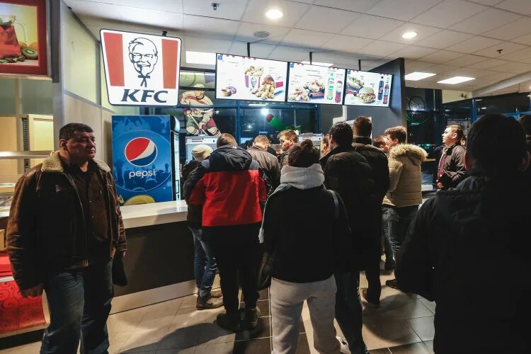 Почему kfc теперь называется ростикс. Кфс вывеска. вывески кфс ростикс. новое название kfc. ребрендинг кфс в москве.