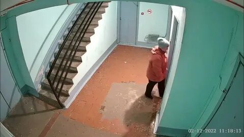 Писает в подъезде