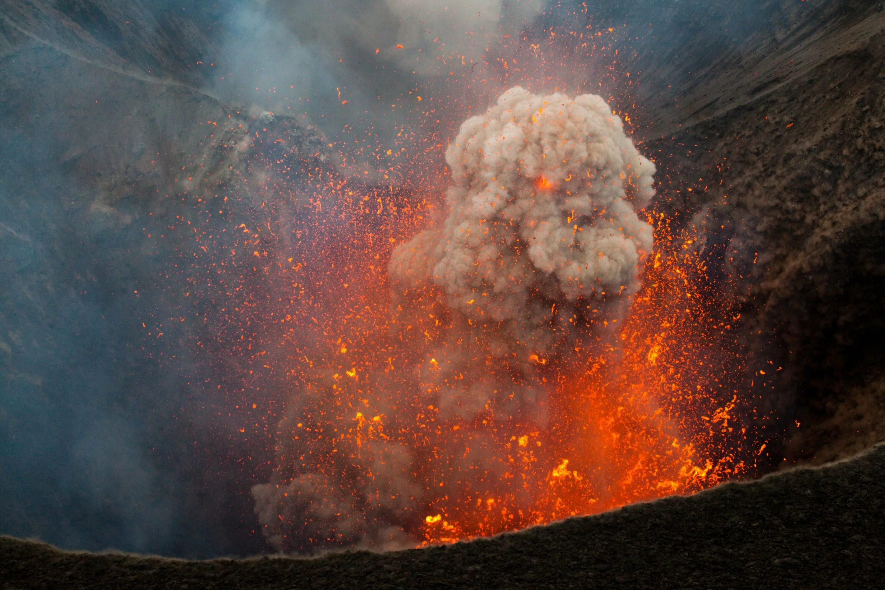 Сильные землетрясения извержения вулканов мощные гейзеры. Вулкан Ясур. Вануату гора Ясур. Кратер вулкана Фуэго.