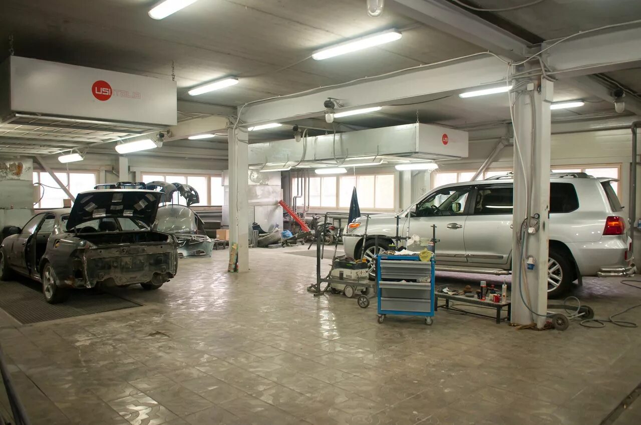 Станция техобслуживания автомобилей. Автосервис приехали. Из автосервиса угнали машину. Автомобиль в сервисе. Картинки авторемонта.