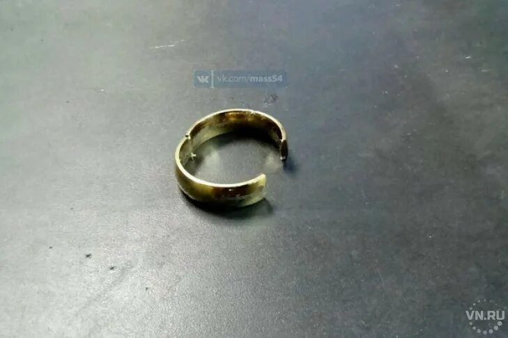 Сломалось кольцо. Поломанное кольцо. Сломанное помолвочное кольцо. Сломанное обручальное кольцо.