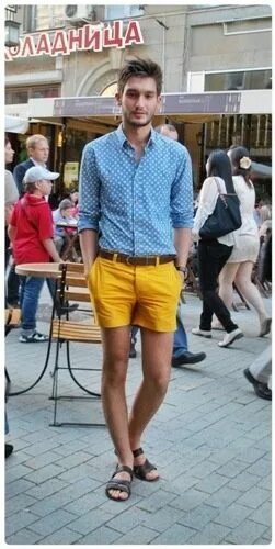 Желтые мужские шорты. Желтые шорты мужские. Мужской стиль с шортами. Мужские Луки желтые шорты. Бледно желтые мужские шорты.