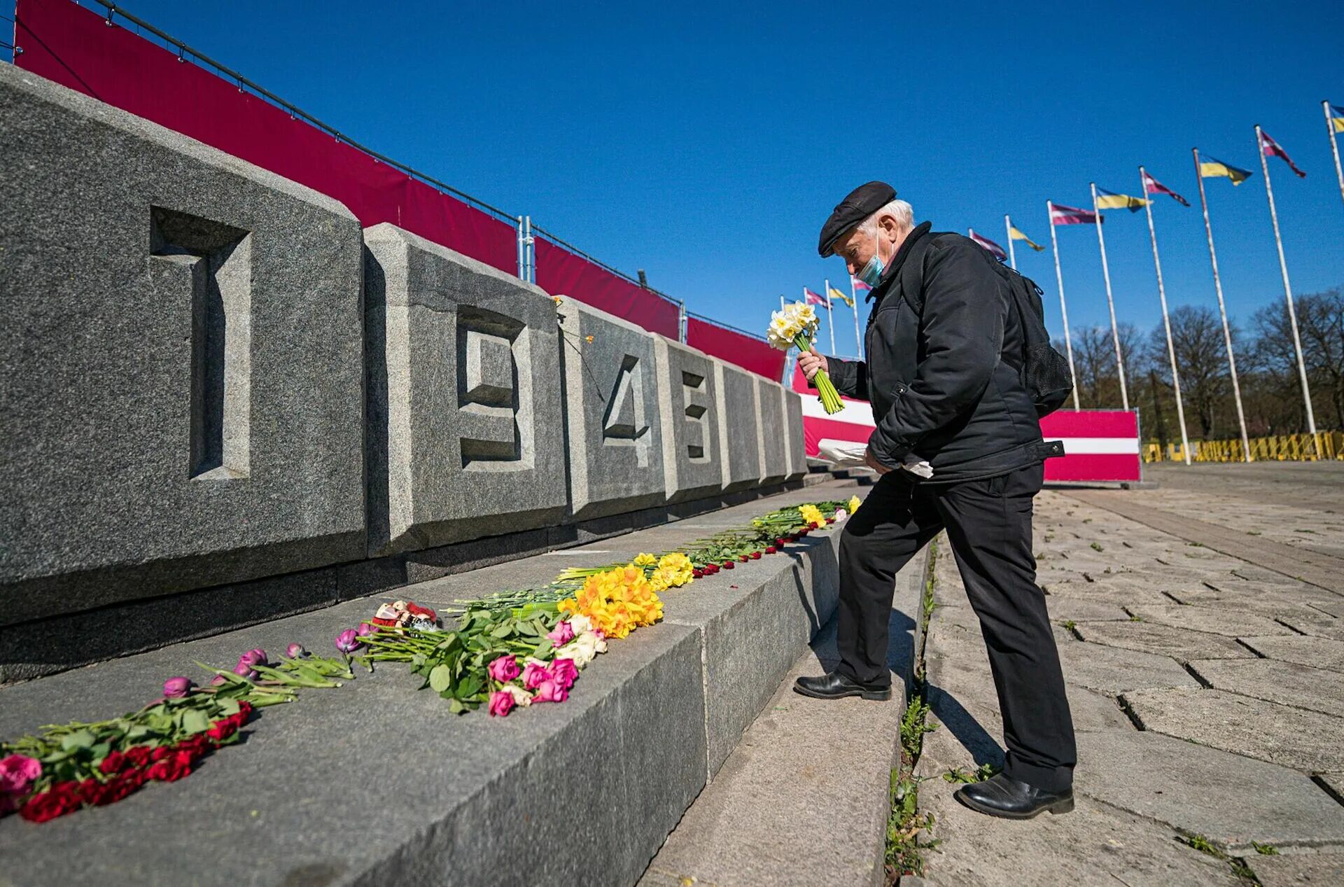 Рига памятник воинам освободителям. Возложение цветов к памятнику в Риге. Возложение цветов у памятника освободителям в Риге. Латвия день Победы.