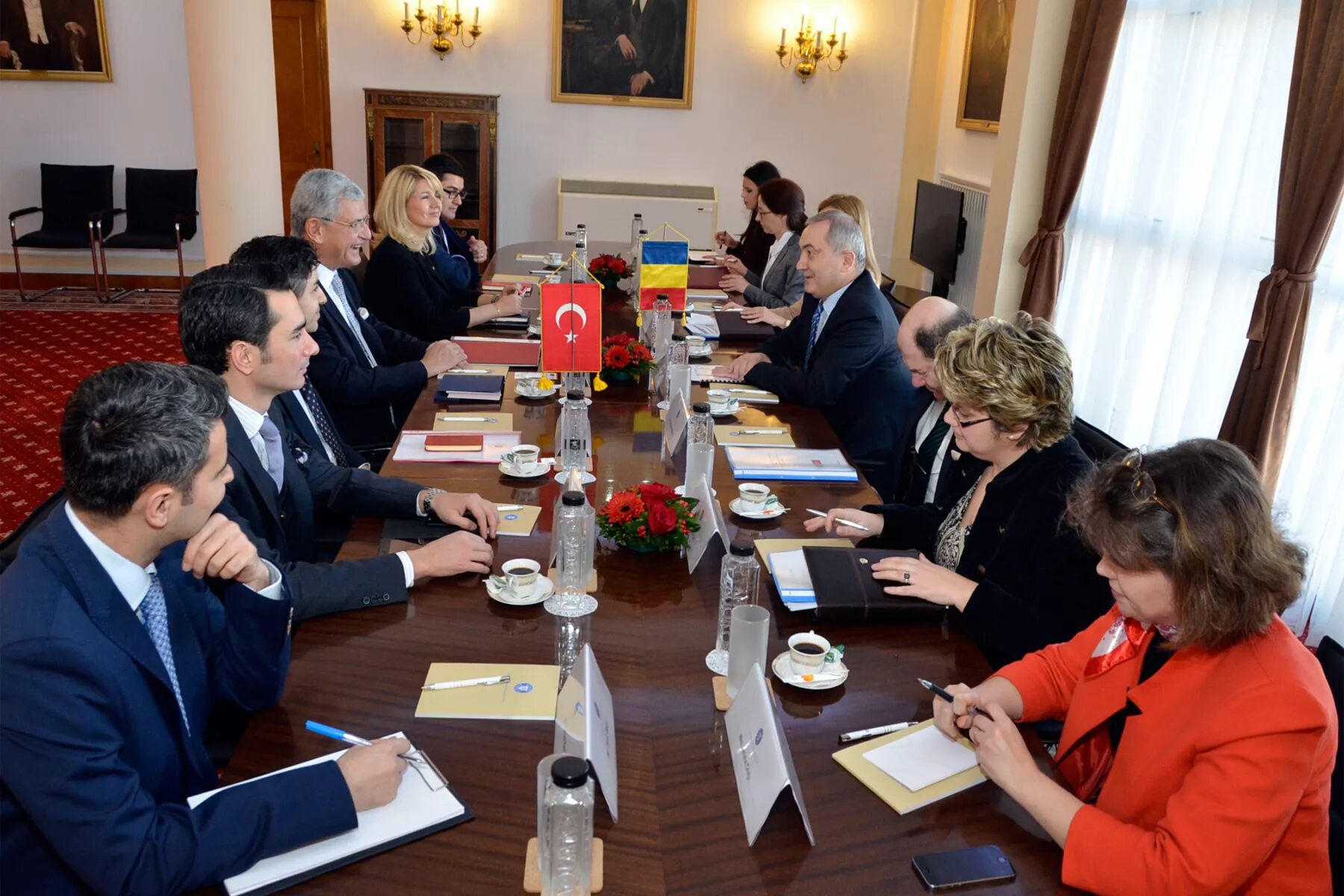 Бизнес встреча. Деловой этикет. Деловая этика. Бизнесмены европы. Бизнесмены европы.