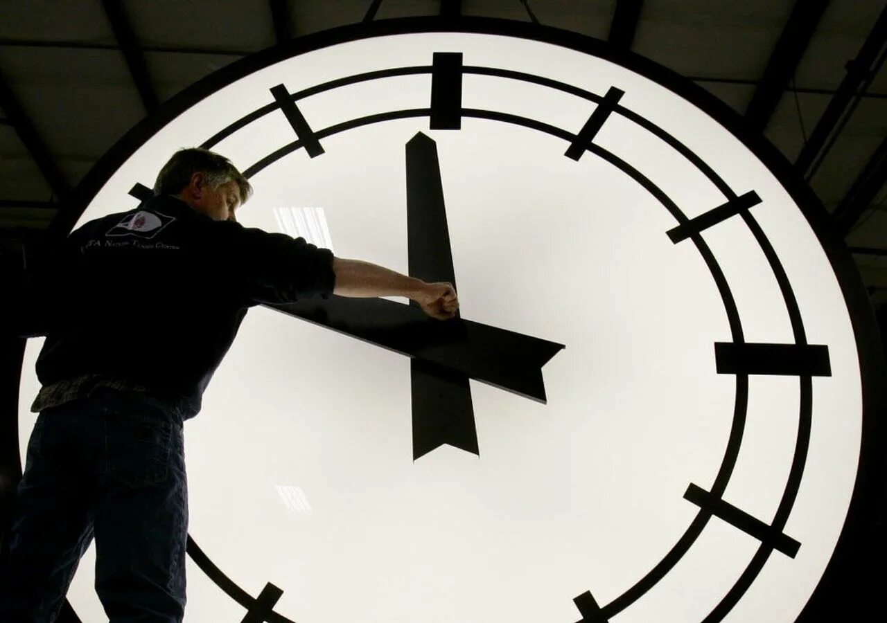 Page turning clock