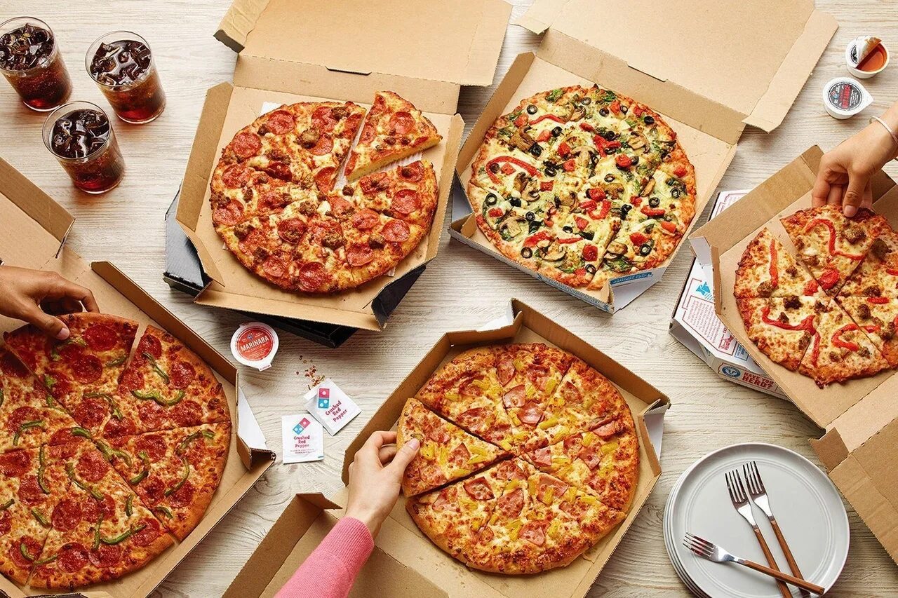 Домино пицца телефон. Пицца Доминос Доминос. Pizza Hut Domino pizza. Доминос пицца большая пицца. Куча пиццы.