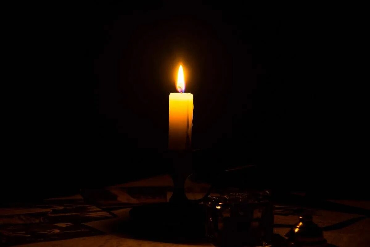 Горящая свеча. Траурная свеча. Поминальная свеча. Свеча скорби. Траур 9 дней