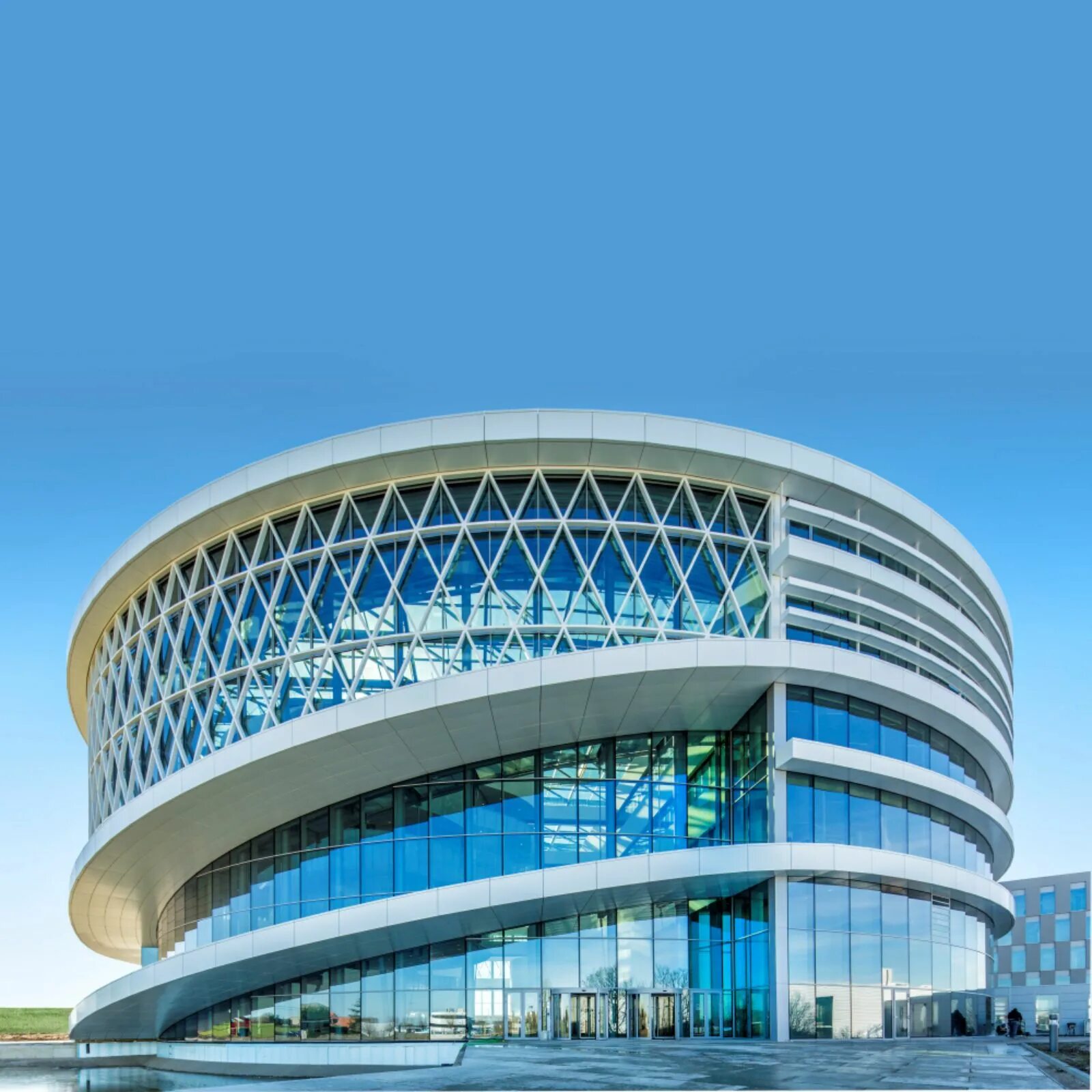 Сп общественные здания 2016. Barco one campus кортрейк. архитектура шератон хучжоу. современные здания. круглое здание.