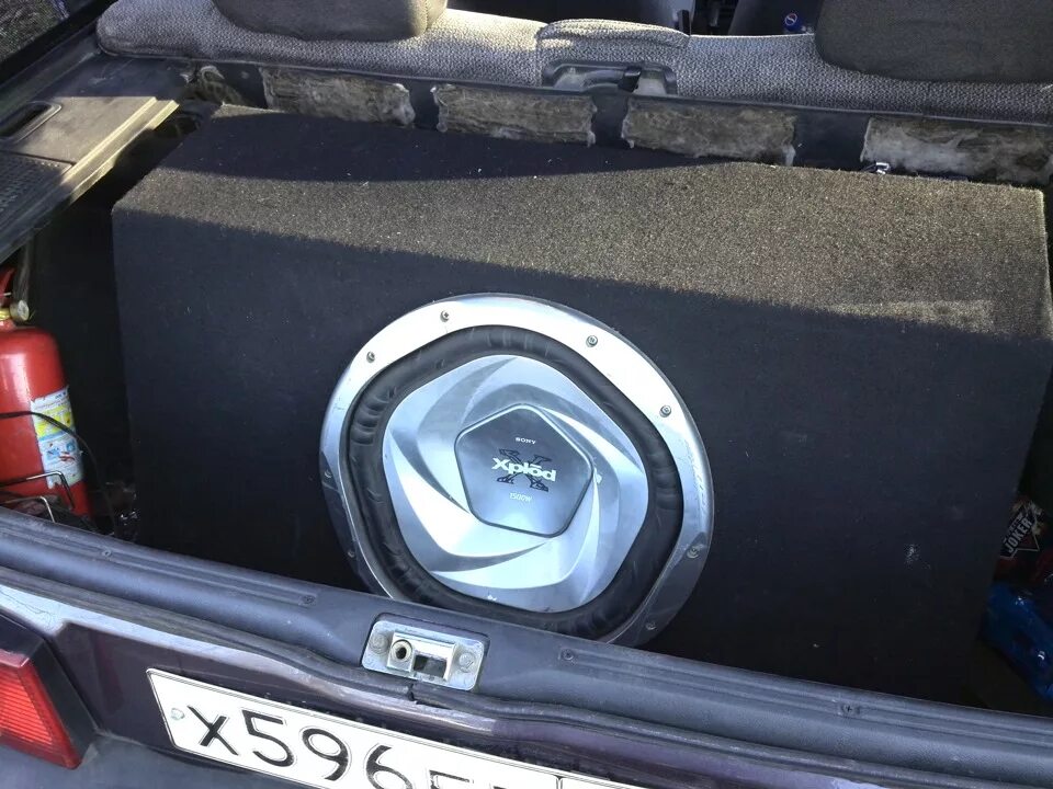 Сабвуфер киа оптима родной. Большой сабвуфер в машину. Буферы в машину. Сабвуфер в машину. Сабвуфер в машину бу.