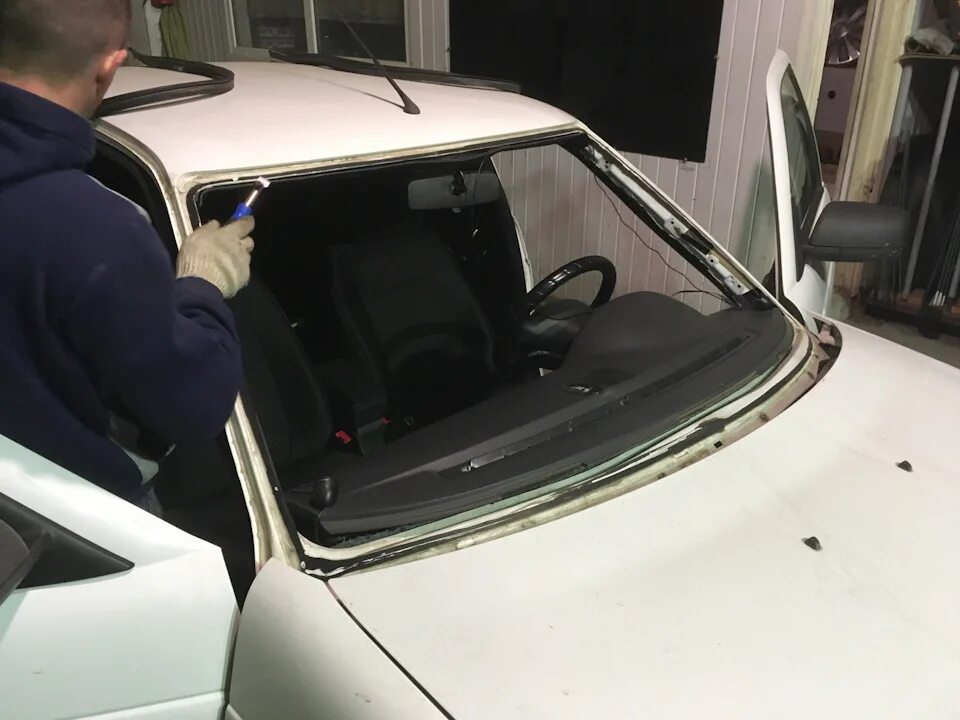 Боковые стекла приора. Упоры для лобового стекла приора. Ветровое стекло ваз 2170. Лобовое стекло на приору универсал. Приора вклейка лобового стекла.