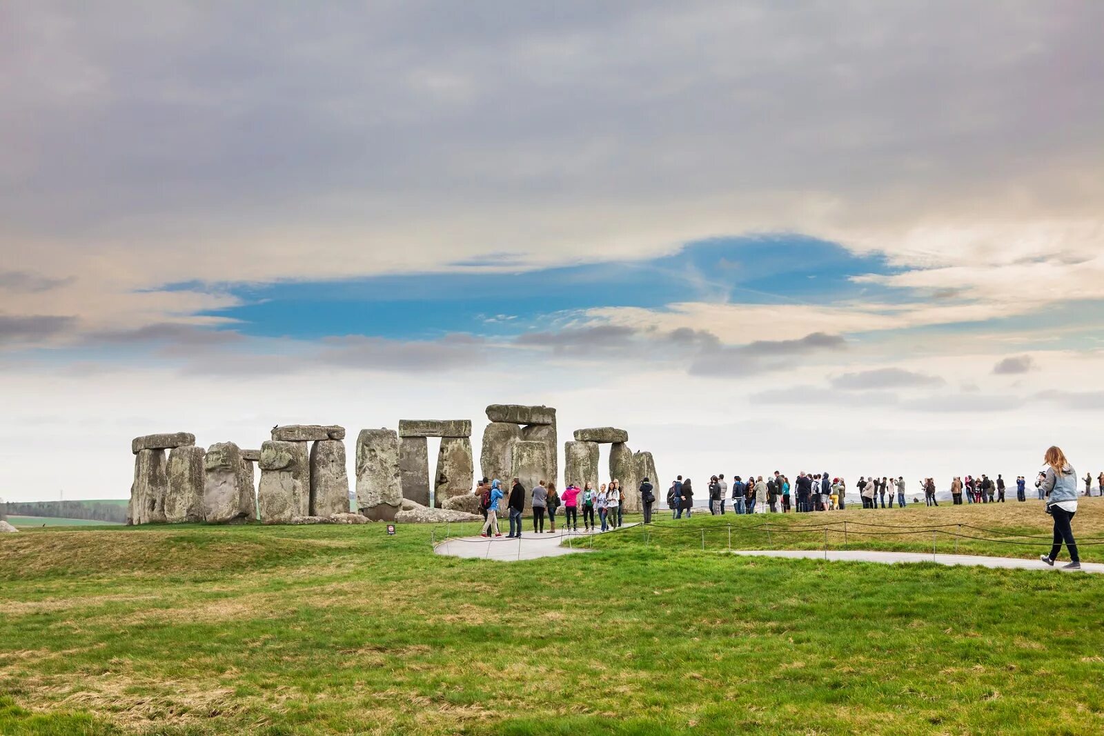 Stonehenge is perhaps the worlds. Стоунхендж, Великобритания туристы. Верхнекуркужинский Стоунхендж. Neolithic Cemetery Стоунхендж. Stonehenge 2017.