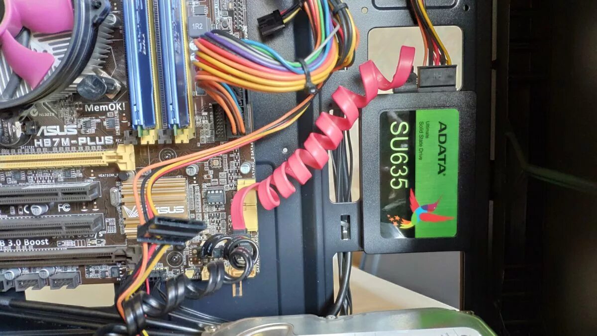 Как подключить ссд к материнской плате. Подключить SSD К компьютеру SATA. Как подключить SATA SSD К материнской плате. Подключение SSD SATA 3. Как подключить вторую материнскую