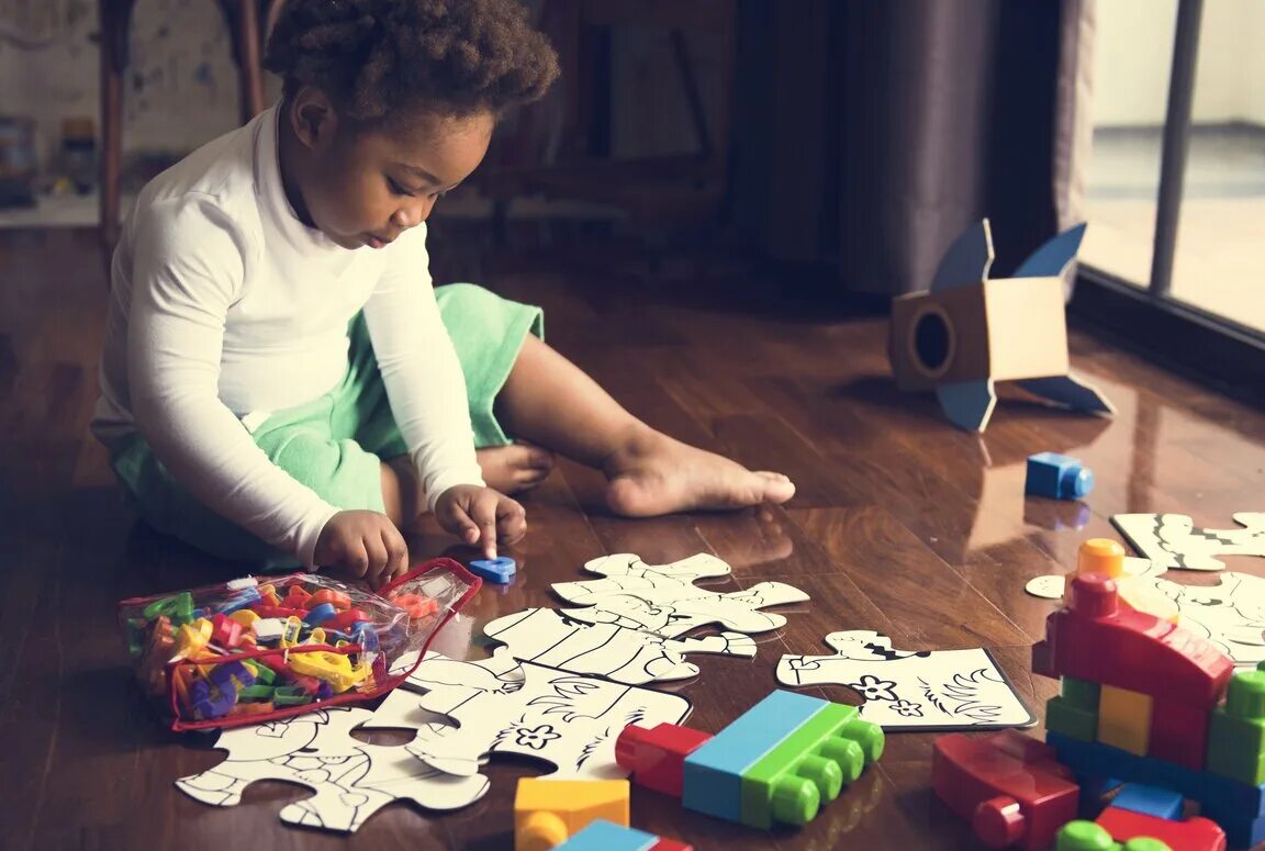 Doing puzzles. Children doing puzzles. puzzle with child. пазл и энджой. мерч пазл картон.