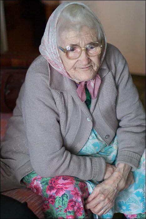 Т старую бабку. Слепая пожилая женщина. Старушка в очках. Т старую бабку. Фото старухи.